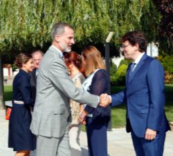 Su Majestad el Rey recibe el saludo del alcalde de Salamanca, Alfonso Fernández Mañueco